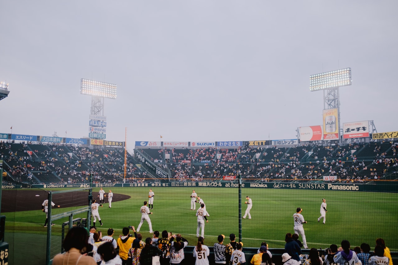 阪神甲子園球場で試合を楽しむ日本の野球選手たち.